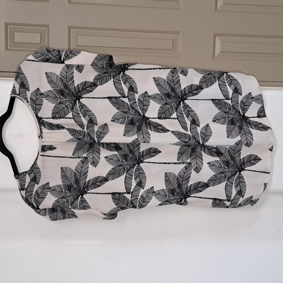 Cream Cap Sleeve Blouse with Bold Tropical Print Size Large - Picture 7 of 7